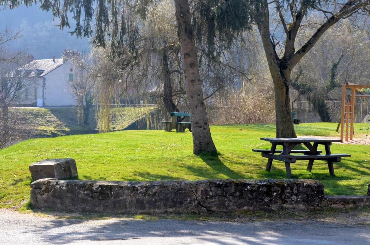 Gite Au Bord De L'Eau Jusqu'A 8 Personnes Chambon-sur-Voueize Exterior photo